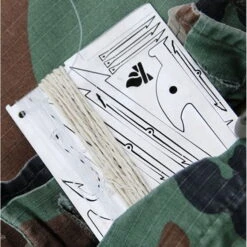 Bushcraft Essentials JV Survivalkarte -Campfreunde Geschäft BCE 045 JV Survival Card Action Shot 02