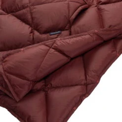 Therm-a-Rest Honcho Poncho Down - Tragbare Daunen-Decke -Campfreunde Geschäft therm a rest honcho poncho down tragbare daunen decke burgundy cd 11604 12
